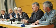 Die Politiker Böhni, Somm, Günter, Berner und Guhl stellen sich den Fragen von Marc Haltiner (mit Brille). (Bild: Manuel Nagel)