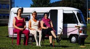 Sandra Werner, Nicole Langenegger und Nadja Breitenstein (von links) proben seit Ende Juni auf der Wiese neben dem Kino Passerelle. (Bild: Lucas Lüdi)