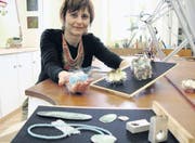 Katja Fischers Schmuckstücke zeugen auch von ihrem zweiten Beruf als Handarbeits- und Werklehrerin. (Bild: Caroline Leuch)
