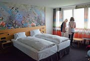 Die Aktionärinnen und Aktionäre nutzten die Gelegenheit, die neu gestalteten Hotelzimmer zu besichtigen. (Bilder: Karin Erni)