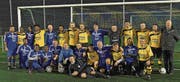 Fussball verbindet: obligates Gruppenbild vor dem Spiel mit Organisator Röbi Hengartner (r.) (Bild: Fritz Heinze)