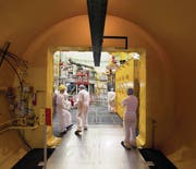 Die letzte Schleuse vor dem Reaktor 2 im Atomkraftwerk Beznau. (Bild: Gaëtan Bally/Keystone (Beznau, 23. September 2011))
