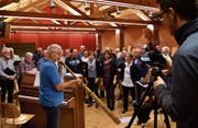 Dirigent Pascal Miller (blaues T-Shirt) bei der vorletzten Probe mit seinen Aach-Sängern und der mitwirkenden Güttinger Jodelgruppe Klancanto. Dabei werden sie vom Amriswiler Kulturbeauftragten Andreas Müller für dessen Videoblog gefilmt. (Bild: Manuel Nagel)