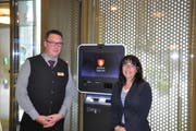 René Wohnlich und Monika Bodenmann-Odermatt setzten mit dem Automaten einen Grundstein für den Bitcoin im Appenzellerland. (Bild: JM)