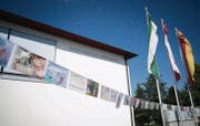 Mörschwiler drücken die Art der Freiwilligenarbeit in Zeichnungen aus. Zu betrachten waren sie bis vor einer Woche vor dem Gemeindehaus. (Bild: Peer Füglistaller)