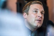Nationalrat Lukas Reimann setzt sich für den ausgewiesenen Rapper Besko ein. (Bild: MARCEL BIERI (KEYSTONE))