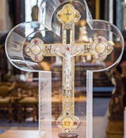 Das Kreuzlinger Reliquienkreuz war vier Monate in der Basilika St. Ulrich ausgestellt. (Bild: Andrea Stalder)