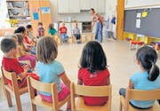 Spielerisch sollen die Kindergärtner ans Hochdeutsche herangeführt werden. (Bild: ky)