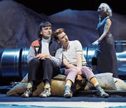 Beckett lässt grüssen: Purl Schweitzke (Bruno Riedl) und Lum (Tobias Graupner) suchen nach dem Sinn ihres Hierseins. (Bild: Toni Suter)