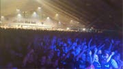 Feiern zu Rechtsrock: Die Tennis- und Eventhalle in Unterwasser während des Neonazi-Konzerts vom 15. Oktober 2016. (Bild: Antifa Bern)