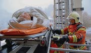 Mittels Hubretter wurde die bettlägerige Patientin auf einem Rettungsbrett geborgen. (Bild: iks)