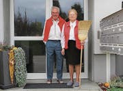 Das Hauswartpaar mit 52 Jahren Ehe schaufelt und fegt seit 1966 den Hauseingang frei. (Bild: Franca Hess)