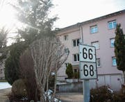 Auf dem Dach dieses Hauses neben dem Autobahnzubringer soll der neue Handymast in die Höhe ragen. (Bild: Simon Dudle)