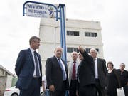 Jean-Daniel Ruch, Schweizer Botschafter in Israel (links), und Bundesrat Johann Schneider-Ammann bei der Einweihung der Paul Grüninger Strasse. (Bild: ANTHONY ANEX (KEYSTONE))