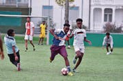 Das Kybun-Pärkli ist der beliebteste Fussball- und Spielplatz in der Stadt. Bewohner des Durchgangsheims jagen den Ball. (Bild: Max Eichenberger)