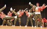 Paartanz im Army-Look: die Turnerinnen und Turner zogen bei ihrem Streifzug durchs Land alle Register. (Bild: Sara Carracedo)