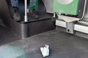 Abfall im Bus: Hier ist es ein Papierfötzel, auf Kurs 158 war es kürzlich gar Hundekot. (Bild: MC)