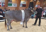 Miss OB Toggenburg 2016 Kai Mirella mit Besitzer André Gämperle.