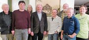 Vor dem nostalgischen Bild des damaligen Hotels Krone (heute Landgasthof) gruppieren sich Vorstands- und Revisionsmitglieder des aufgelösten VVW mit Ehrenpräsident Hans Sieber (links) und Gemeindepräsident Gino Pauletti (vierter von links). (Bild: Peter Eggenberger)