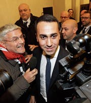 Fünf-Sterne-Spitzenkandidat Luigi Di Maio wurde gestern als Sieger gefeiert. (Bild: Andrew Medichini/AP (Rom))