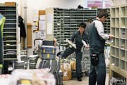 Postangestellte sortieren die Post, damit sie danach zugestellt werden kann. (Bild: Christian Beutler/Keystone (Sursee, 21. März 2017))