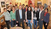 Vom Stadtschreiber zum Stadtpräsidenten: Thomas Niederberger stösst mit seinen engsten Mitarbeitenden im «La Bottega» an. (Bild: PD/Stadt Kreuzlingen)