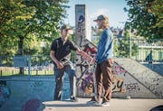 In der Betonlandschaft sind Elemente wie Rampen, Pools und Leitstangen gesetzt, die wie auf einem Parcours Tricks ermöglichen. (Bild: Urs Bucher)