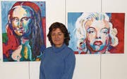 Geni Martinez vom Art Club Rii stellt im Rathaus ihre Bilder aus. (Bild: PD)