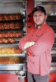 Shqiprim Osmani in seinem Güggelistand. (Bild: Martin Rechsteiner)