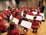 Mit dem «Jingle Bell Rock» von Bobby Helms gab die Musikgesellschaft Müllheim einen Vorgeschmack auf die Weihnachtszeit. (Bild: Marlies Kunz)