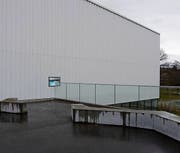 Das Projekt «Handlauf Sportpark Bergholz» besteht aus zwei Monitoren an den Fassaden des Hallenbades und der Eishalle. Verbunden sind sie durch das Geländer auf der Plattform. Gespiesen werden sie mit Videosequenzen von Kameraläufen auf dem Areal. Auch in die Technik der Anlage kann man so einen Blick erhaschen.Visualisierungen: PD