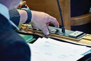 Wer stimmt wie und weshalb? Diese Frage beschäftigt derzeit die Fraktionen der SVP und der FDP. (Bild: Martina Basista)