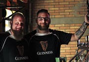 Lars Riechert und Krisztian Lakatos beim Bierzapfen. (Bild: PD)
