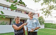 Die Präsidentin des Verwaltungsrates der Genossenschaft Alterszentrum, Heidi Güttinger, und der Geschäftsführer des Alterszentrums, Markus Preising, vor der Alterssiedlung, die seit 50 Jahren besteht. (Bild: Donato Caspari)