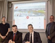 Präsentieren den Onlineauftritt: Matthias Gamper (Backslash AG), der städtische Kommunikationschef Andreas Anderegg, Stadtpräsident Anders Stokholm und Urs Stäheli (Stadtinformatik). (Bild: Mathias Frei)