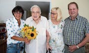 Happy Birthday: Vizestadtpräsidentin Dorena Raggenbass sowie Marianne und Heinz Spagolla feiern mit Felix Kober seinen 107. Geburtstag. (Bild: PD)