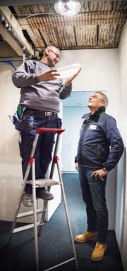 Lehrling Farhad Ali und sein Chef Stefan Habersaat, Geschäftsführer und Inhaber der Habersaat AG in Frauenfeld. (Bilder: Andrea Stalder)