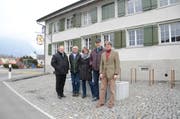 Carolin Krumm (Mitte) und Moritz Flury-Rova (rechts) stellten ihre Arbeit den lokalen Behördenvertretern Michael Berger, Peter Kindler und Hansueli Dütschler vor. (Bild: Corinne Hanselmann)