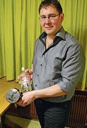 Thomas Manser mit den neuen Whiskytrek-Artikeln. (Bild: KER)