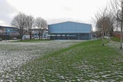 Auf dieser Wiese beim Schulhaus Lindenhof soll der Pavillon entstehen. (Bild: Gianni Amstutz)