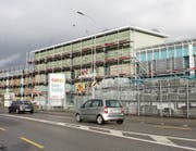 Sind die Gerüste einmal weg, eröffnet im umgebauten Rickenbacher Coop Bau + Hobby auch ein Interdiscount. (Bild: Josephine Opprecht)