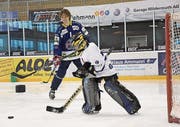 Biel-Goalie Jonas Hiller gibt dem Nachwuchs Tips.