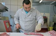 Giuseppe Tassone war an den Eröffnungstagen in den hinteren Räumlichkeiten beschäftigt. (Bild: PF)