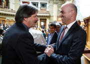 Bundesrat Alain Berset (rechts), freut sich mit dem St.Galler SP-Ständerat Paul Rechsteiner über die gewonnene Abstimmung um die Altersvorsorge 2020 im Nationalrat. (Bild: Keystone)