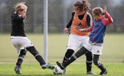 Im Kampf um den Ball boten die jungen Kickerinnen viel Action. (Bild: Eddy Risch)
