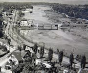 Rheineck in den 1950er-Jahren: Die Aufschüttungen für den Bau der Autobahn haben begonnen. Das Zollhaus, die alte Brücke über den Alten Rhein nach Gaissau und der Gedenkstein an die Grenzbesetzung mussten der A1 weichen. (Bild: Archiv /Gerda Huber)