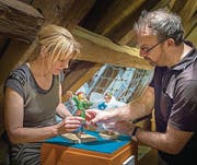 Chris Inken Soppa und Ralf Staiger packen die Figuren der Hauptcharaktere Kaspar und Els für die Ausstellung im Seemuseum aus. (Bild: Andrea Stalder)