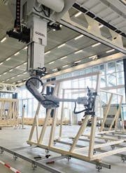 Vier Industrieroboter stellen an der ETH Zürich ein Holzgebäude zusammen. (Bild: Bruno Knellwolf)
