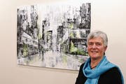 Irene Lenz-Ulrich vor ihrem Bild mit dem Thema «Stadt». (Bild: pd)