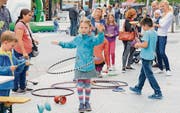 Unter den zahlreichen Aktivitäten stand auch das Angebot im Hula-Hoop-Vergnügen. (Bilder: Hansruedi Rohrer)